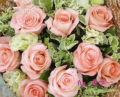 bouquet of pink roses and lisianthus