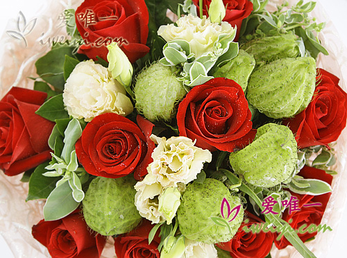 bouquet of red roses and champagne lisianthus