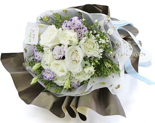bouquet of white roses and lisianthus