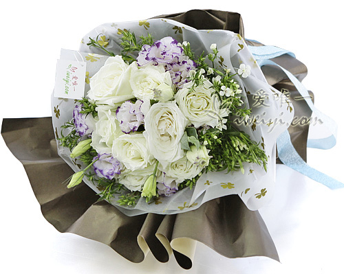 bouquet de roses blanches et de lisianthus