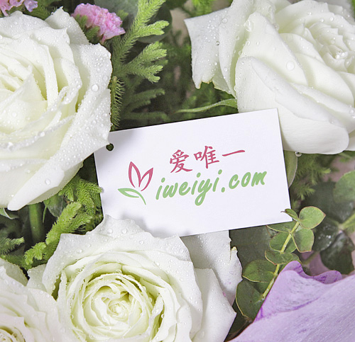 中国に白いバラの花束を送る