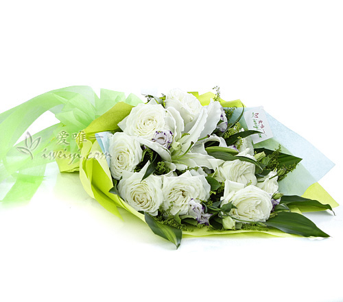 Strauß aus weißen Rosen und weißen Lilien