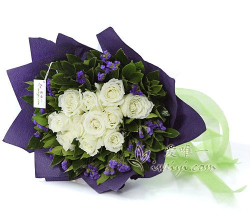 bouquet of white roses and purple statice