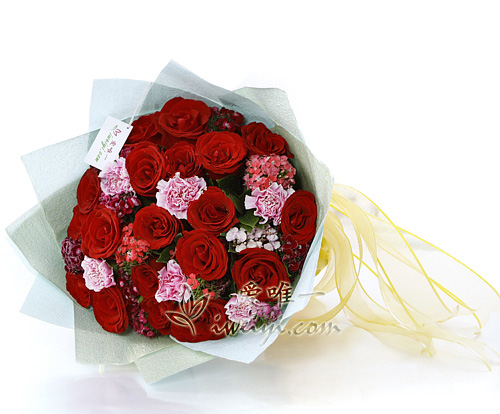 Strauß aus roten Rosen und rosa Nelken
