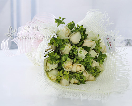 bouquet of champagne roses