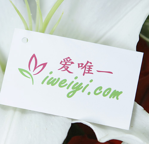 中国で白いユリと赤いバラの花束を注文する