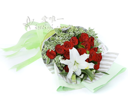 bouquet de roses rouges et d'un lys blanc