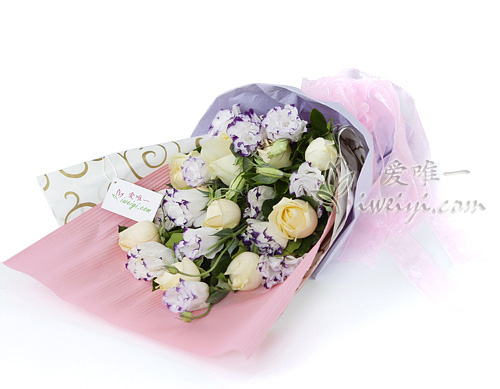 bouquet of champagne roses and multicolor lisianthus