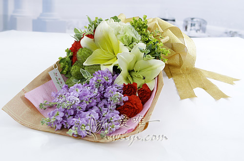 Strauß aus gelben Lilien, hellvioletten Matthiola incana und roten Nelken