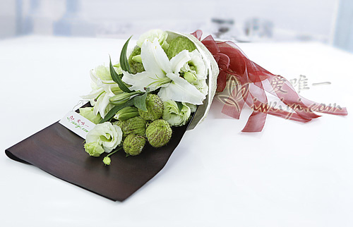 bouquet of white lilies and lisianthus