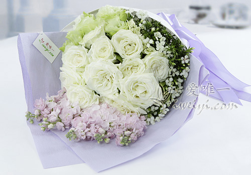 bouquet de roses blanches et de lisianthus