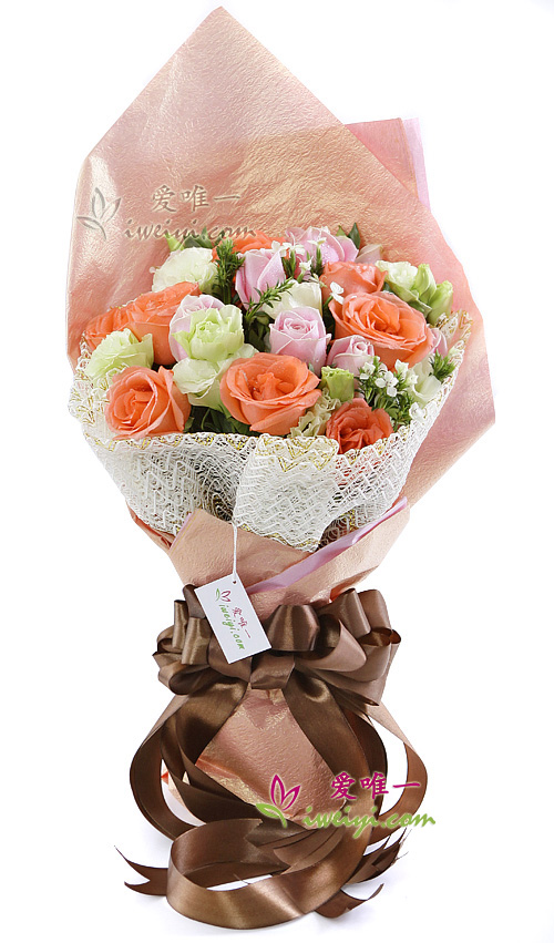 The bouquet of flowers « Love never fails »