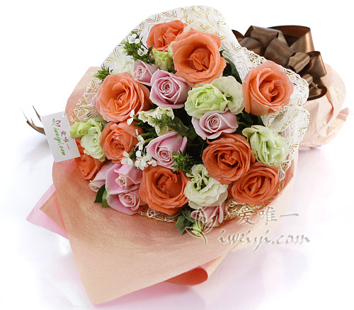 un bouquet de roses de couleur rose