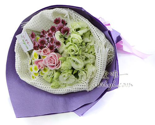 bouquet of pink roses and lisianthus