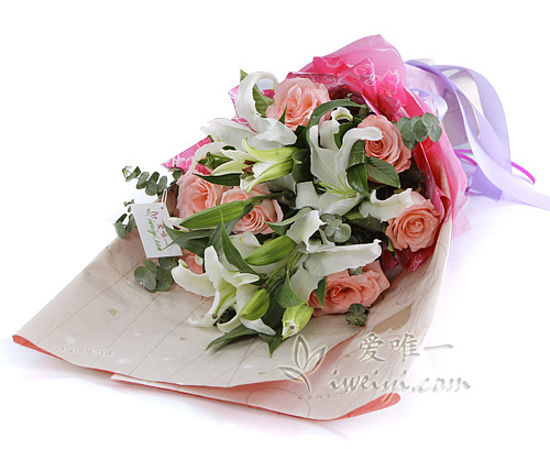 bouquet de roses de couleur rose et de lys blancs