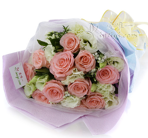bouquet of pink roses and green lisianthus