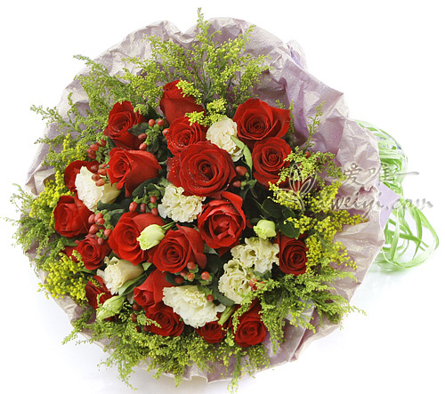 bouquet of red roses and champagne lisianthus