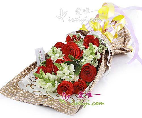 Strauß aus roten Rosen und rosa Löwenmäulchen