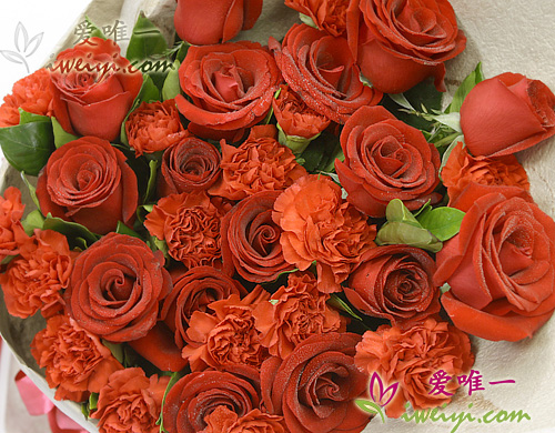10 hochwertige rote Rosen und 10 rote Nelken, akzentuiert mit frischem Grün.
