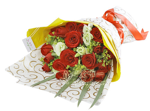 bouquet of red roses and lisianthus