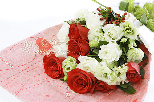 Strauß aus roten und weißen Rosen
