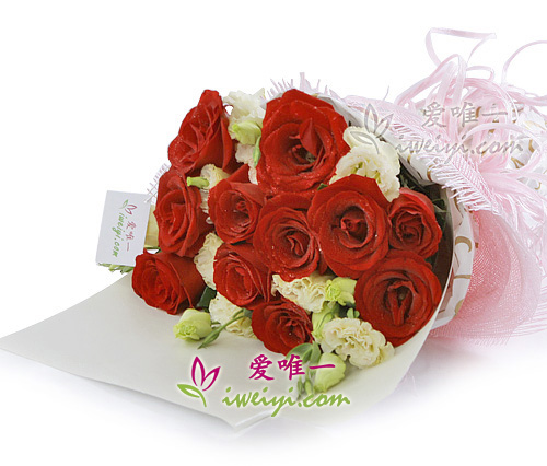 bouquet of red roses and champagne lisianthus