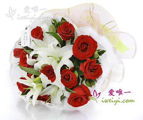 bouquet de roses rouges et de lys blancs