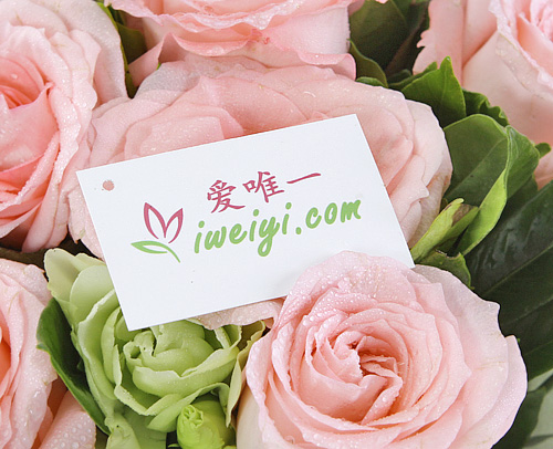 einen Strauß aus rosa Rosen und Lisianthus nach China senden