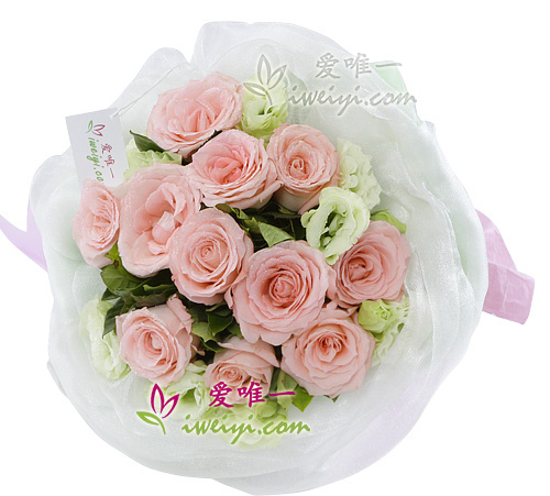 bouquet of pink roses and lisianthus