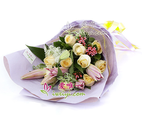 bouquet de roses de couleur champagne et de lys roses