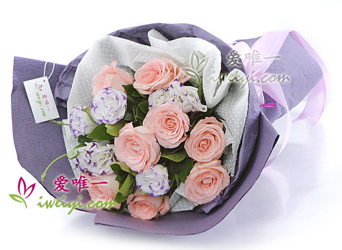 bouquet of pink roses and lisianthus