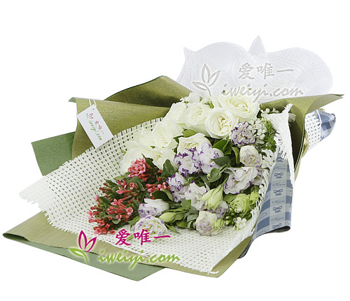 le bouquet de roses blanches et de lisianthus