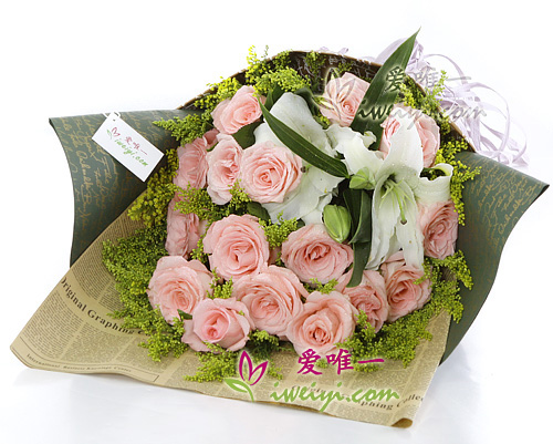 un bouquet de roses de couleur rose et de lys blancs