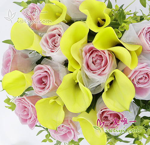 vase composed of 11 pink roses and 10 yellow calla lilies