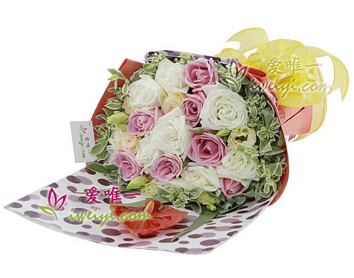 mazzo di rose bianche, rose rosa e lisianthus champagne