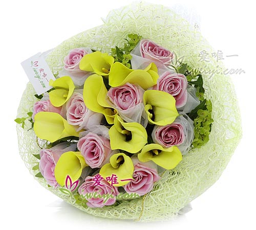 bouquet of pink roses and yellow calla lilies