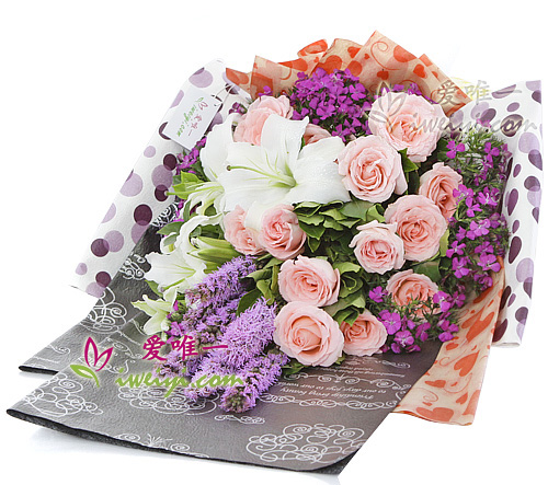 Strauß aus 13 rosa Rosen und 2 weißen Duftlilien