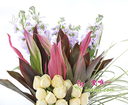 Eine Vase mit Champagner-Rosen nach China senden