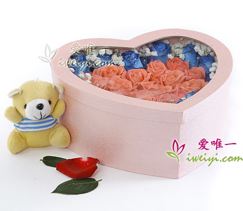 box of flowers composed of blue roses and pink roses